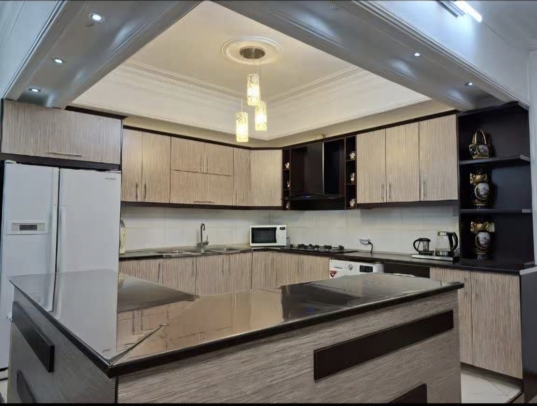 ویلایی ۳ طبقه دو نبش (فوق العاده تمیز)