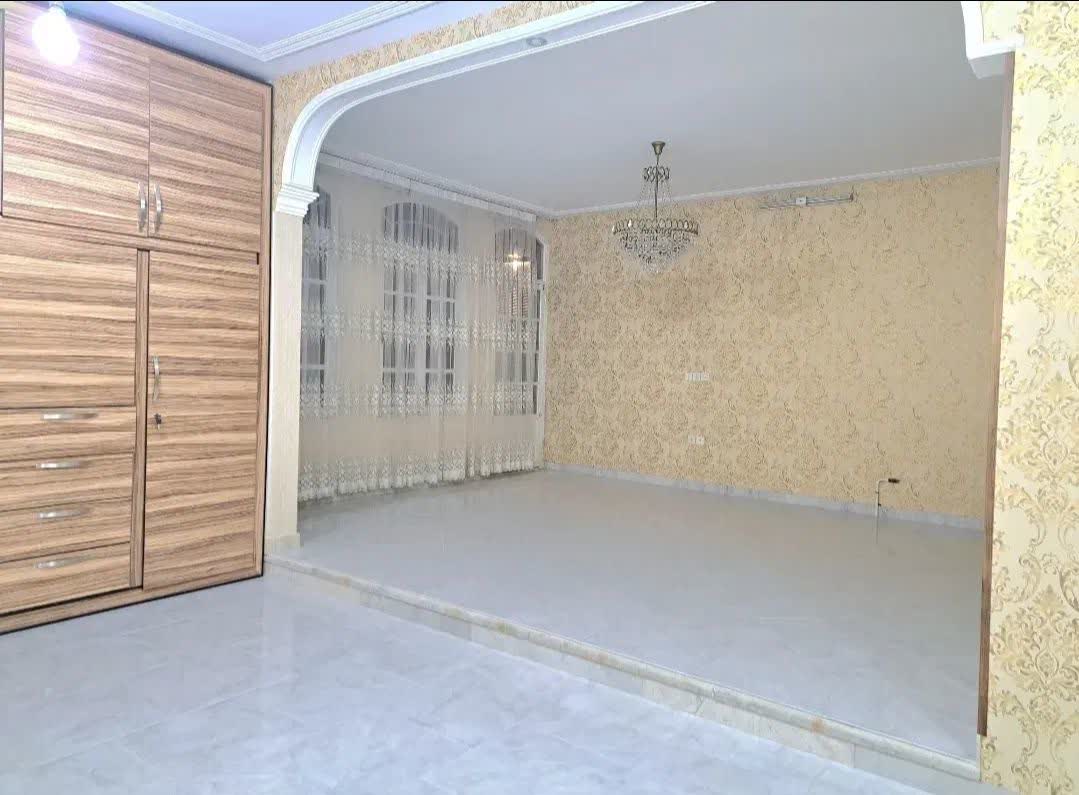 ویلایی ۳ طبقه دو نبش (فوق العاده تمیز)