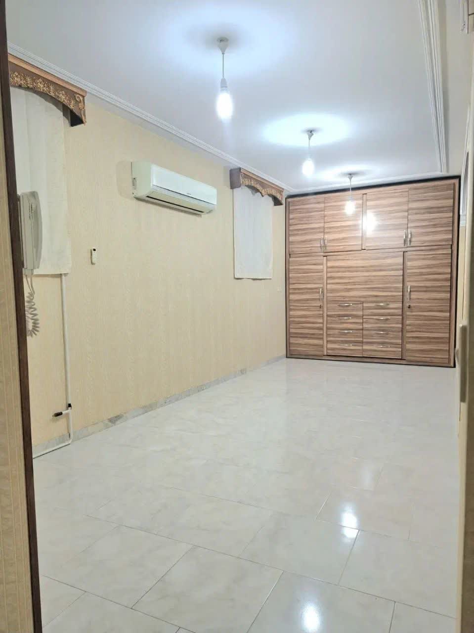 ویلایی ۳ طبقه دو نبش (فوق العاده تمیز)